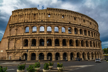 Obraz na płótnie Canvas Roma: il viale dei Fori Imperiali ed il Colosseo. Duemila anni di storia in poche centinaia di metri