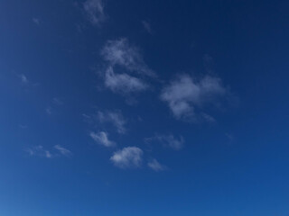 Niebieskie, lekko zachmurzone niebo.
