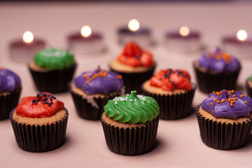 Cupcakes decorados para Halloween. Decoración con varios colores. Concepto comida terrorífica.