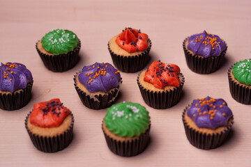 Cupcakes decorados para Halloween. Decoración con varios colores. Concepto comida terrorífica.