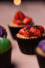 Cupcakes decorados para Halloween. Decoración con varios colores. Concepto comida terrorífica.