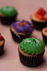 Cupcakes decorados para Halloween. Decoración con varios colores. Concepto comida terrorífica.