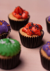 Cupcakes decorados para Halloween. Decoración con varios colores. Concepto comida terrorífica.