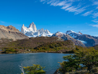 Fototapeta na wymiar laguna esmeralda el calten nieve glaciar