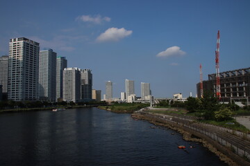 横浜ポートサイドのビルと川と青空