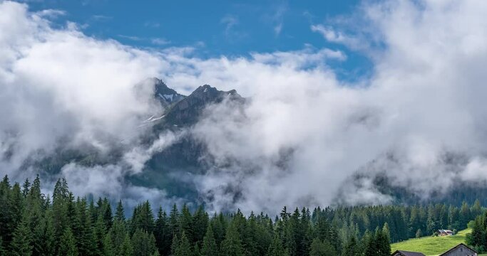 Paysage de montagne avec mouvement acc&eacute;l&eacute;r&eacute; de nuages