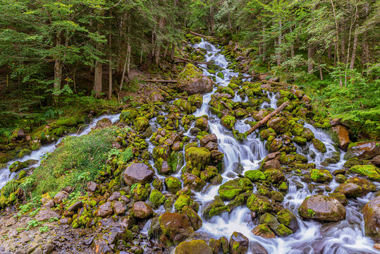 salto de agua en el vall de Aran, uelhs deth jo&egrave;u, en la artiga de lin