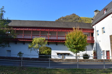 Straßenseite in der Oberburg Kobern-Gondorf