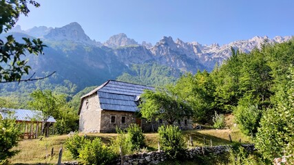 Casa de piedra en las montañas de Albania
