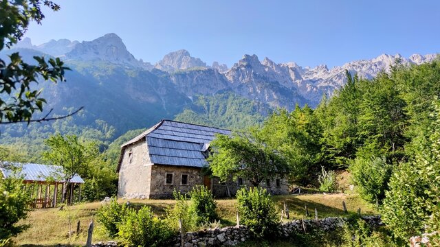 Casa de piedra en las monta&ntilde;as de Albania