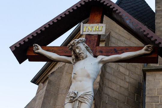Rzeźba ukrzyżowanego Jezusa. Symbol kościoła katolickiego.