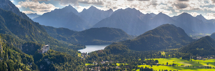 Panorama im Allg&auml;u mit Schloss Neuschwanstein und Alpsee