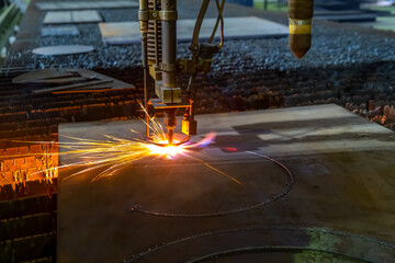 Gas cutting of sheet steel on a machine with numerical control. Splashes of molten metal.