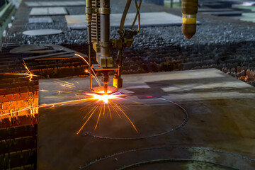 Gas cutting of sheet steel on a machine with numerical control. Splashes of molten metal.