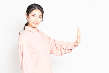 NGのポーズをする女性