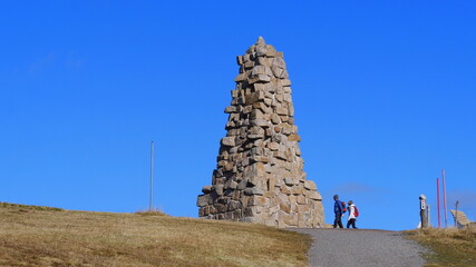 Wanderer vor dem Bismarckturm auf dem Feldberg