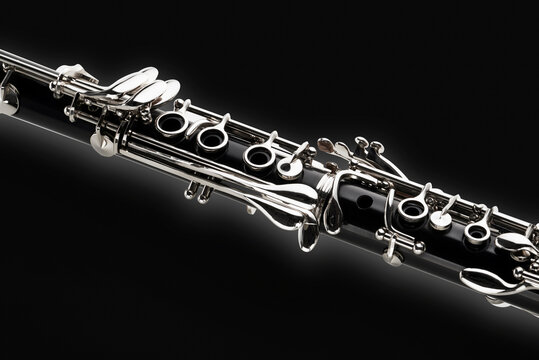 Chaves de clarinete visto na diagonal em fundo fundo preto