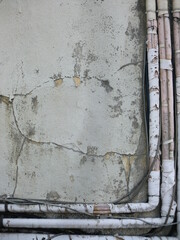 ひび割れた壁と劣化したケーブル