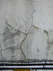 ひび割れた壁と劣化したケーブル