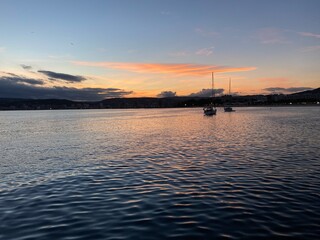 Bonito atardecer con veleros en el mar