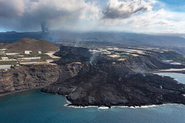 Fototapeta na wymiar Eruption of the Cumbre vieja volcano, La Palma island. Aerial view