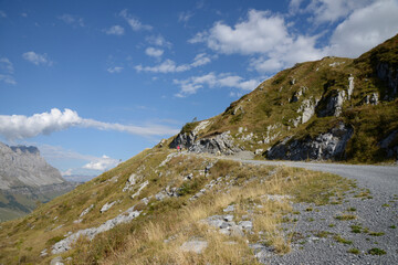 Fototapeta na wymiar randonneurs sur un chemin de randonnée au dessus du Col du Klausen - Suisse