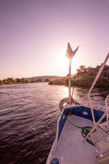 Proa de in velero en el rio Nilo con la puesta de sol