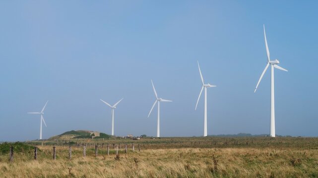 Parc &eacute;olien de cinq &eacute;oliennes, dans la campagne, &agrave; F&eacute;camp en Seine-Maritime / Normandie (France)