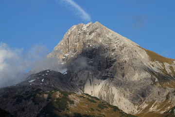 Schroffer Gipfel in den Alpen
