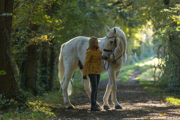 Frau mit Schimmel im Herbstwald