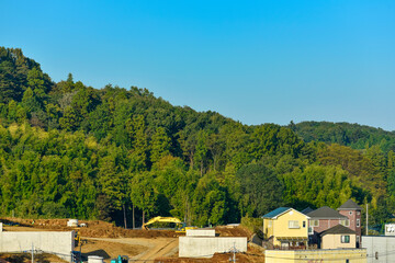 住宅地の開発。 東京の郊外。 Development of residential area. Suburbs of Tokyo, Japan. Forest background.