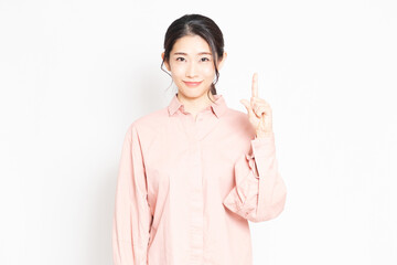 ポイントを示すジェスチャーをする女性