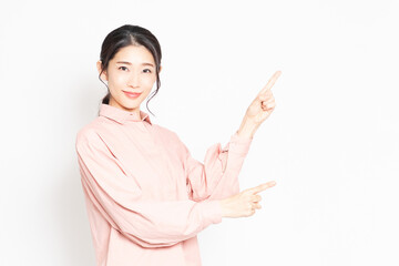 ポイントを示すジェスチャーをする女性