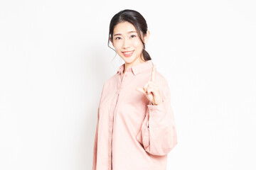 ポイントを示すジェスチャーをする女性