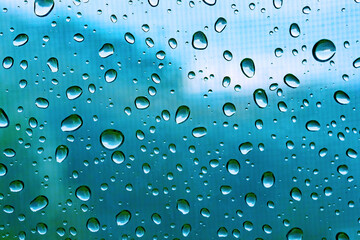 Otoño y días de lluvia. Fondo abstracto de gotas de lluvia en la ventana.