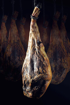 Jam&oacute;n Ib&eacute;rico, Prosciutto Crudo italiano o Jam&oacute;n de Parma. Corte de jam&oacute;n ib&eacute;rico espa&ntilde;ol y comida tradicional.