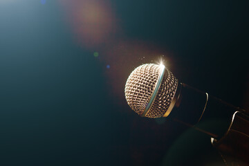 Micrófono y luces de escenario.Concepto de concierto y música. Fondo de música en vivo.