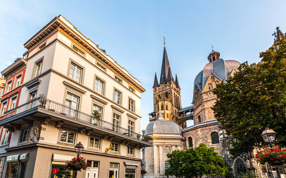 Blick vom M&uuml;nsterplatz zum Dom in Aachen