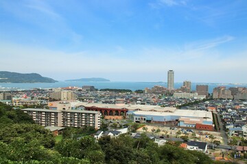 Obraz premium 愛宕神社から見た博多湾と福岡都市風景