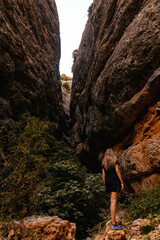 chica entrado a la gruta