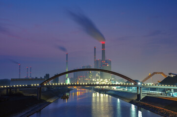 Abendlicher Industriehafen
