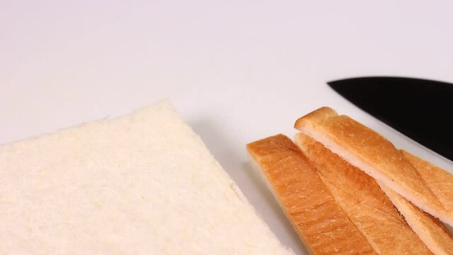 サンドイッチの食材　パン、パンの耳、包丁