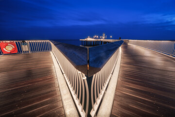Beleuchtetes Geländer der Seebrücke Koserow auf Usedom zur blauen Stunde