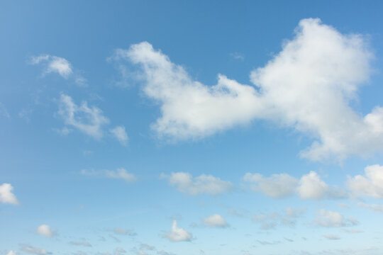 Ceu azul com nuvens esparsas. 