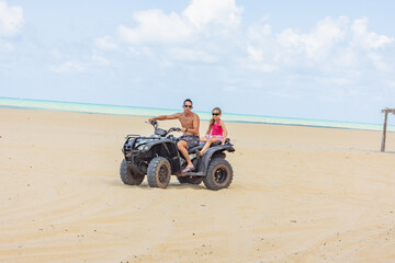 Dia feliz passeando de quadriciclo no litoral
