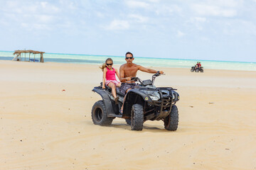 Passeio de quadriciclo na areia a beira mar © Rogerio