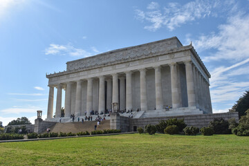 Obraz premium Washington, DC, USA - October 25, 2021: Lincoln Memorial Viewed from Ground Level on the Northeast, on a Bright, Clear Fall Day, with Tourists Strewn on the Stairs in front of the Memorial