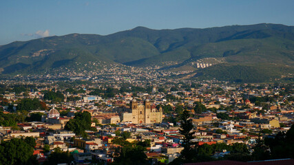 Fototapeta na wymiar El centro histórico de Oaxaca visto desde lejos, uno de los lugares más bellos de México.