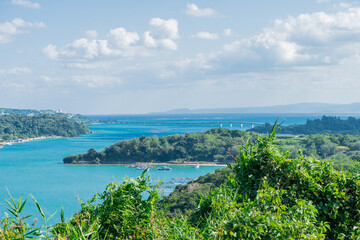 沖縄本島ワルミ大橋前から眺める古宇利大橋と青い海