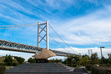 瀬戸大橋と与島の記念碑